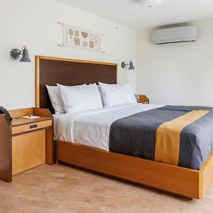 Deluxe King Suite